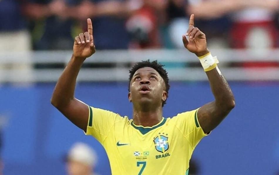 Vini Jr aponta para o céu ao comemorar gol do Brasil