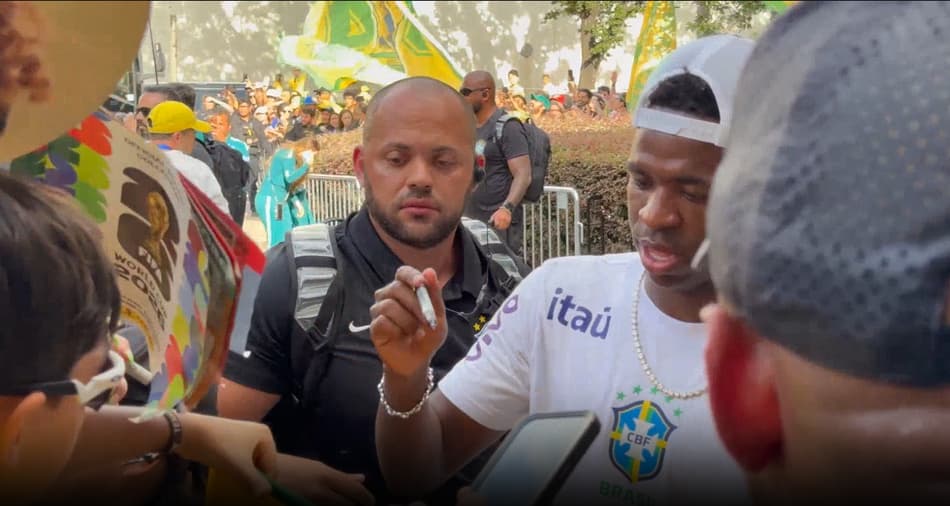 Vini Jr atende torcedores na porta do hotel da Seleção Brasileira em Huston, TX (EUA)