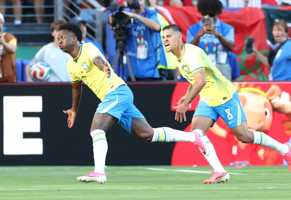 Vini Jr celebra o gol marcado no empate com o Marrocos ao lado de Bruno Guimarães