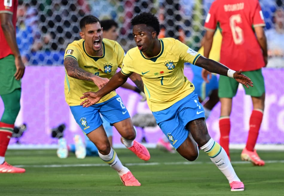 Vini Jr comemora com Bruno Guimarães gol marcado pelo Brasil sobre Marrocos, na estreia da Copa do Mundo
