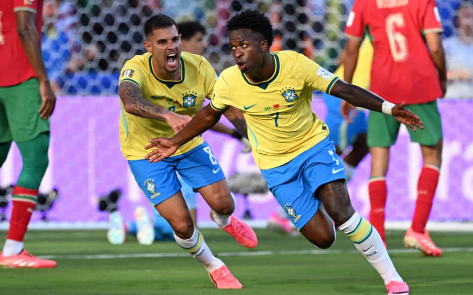 Vini Jr comemora com Bruno Guimarães gol marcado pelo Brasil sobre Marrocos, na estreia da Copa do Mundo