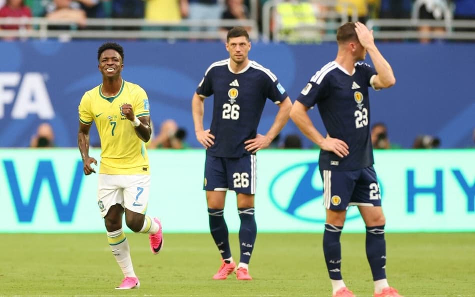 Vini Jr comemora gol em Brasil x Escócia pela Copa do Mundo de 2026
