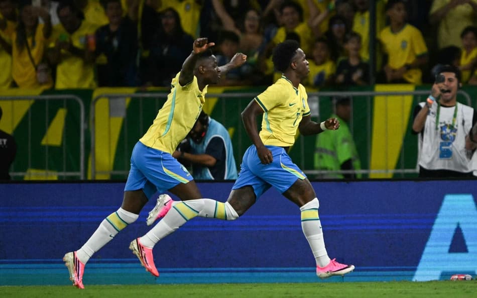 Vini Jr corre ao lado de Luiz Henrique para comemorar gol marcado pelo Brasil sobre o Panamá