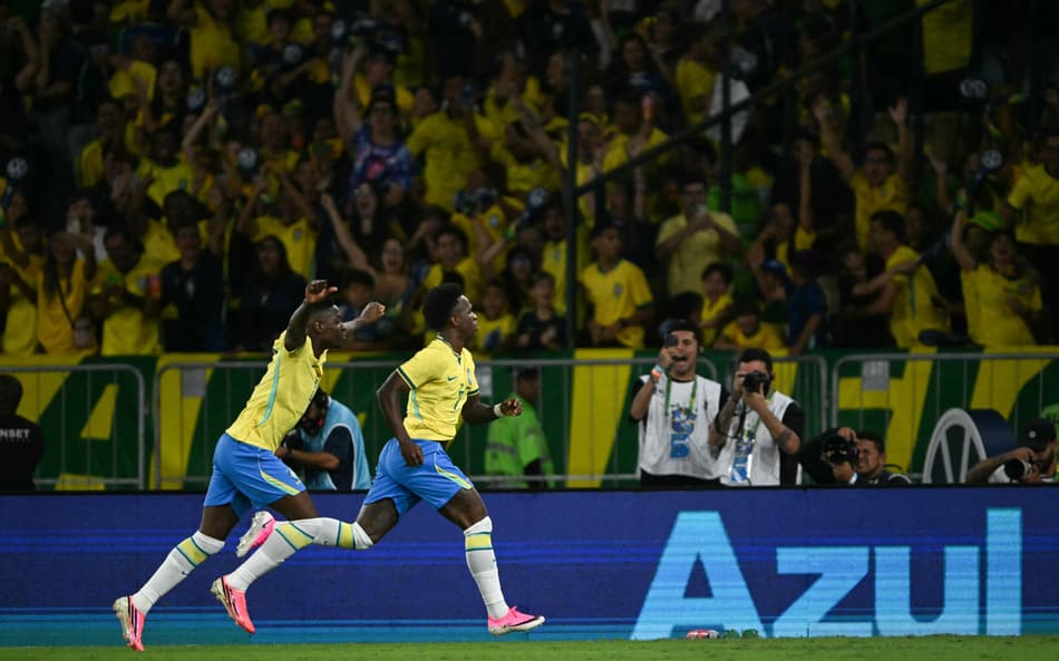 Vini Jr corre ao lado de Luiz Henrique para comemorar gol marcado pelo Brasil sobre o Panamá