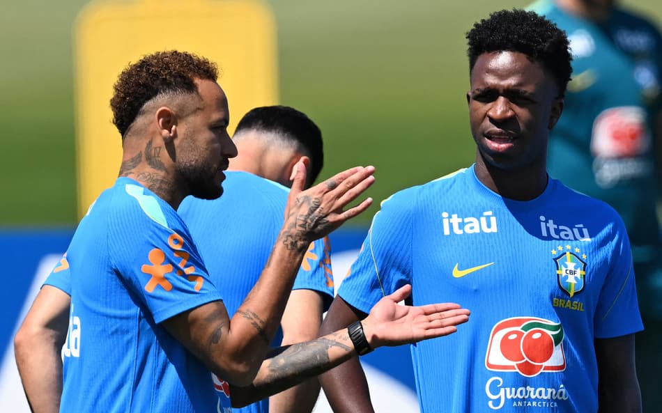 Vini Jr. e Neymar em treinamento do Brasil antes de duelo contra a Escócia (Foto: MAURO PIMENTEL/AFP)