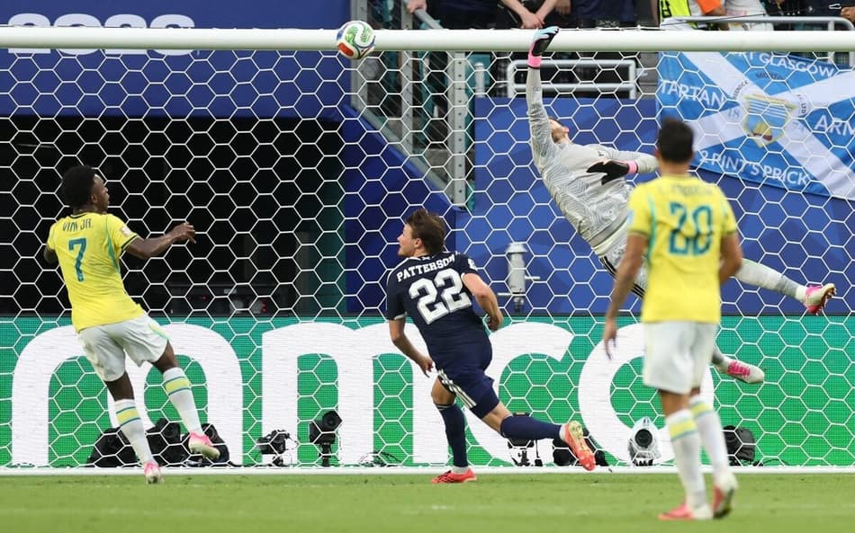 Vini Jr observa a bola antes de fazer o segundo gol do Brasil sobre a Escócia (Foto: PATRICIA DE MELO MOREIRA / AFP)