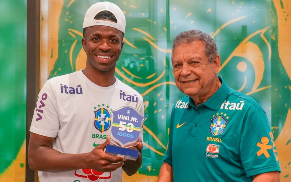 Vini Jr recebe troféu pelos 50 jogos na Seleção Brasileira