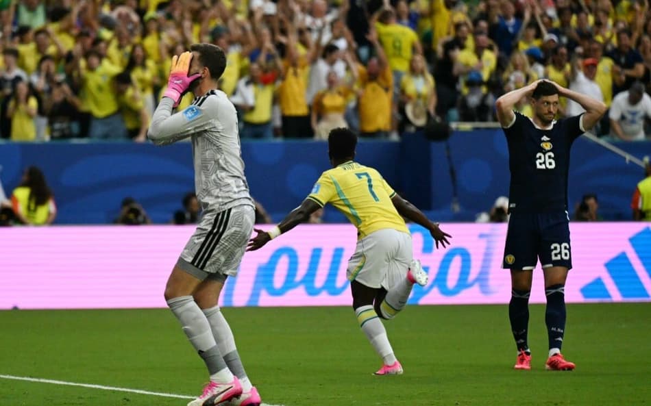 Vini Jr. comemora o gol que abriu o placar para o Brasil contra a Escócia |