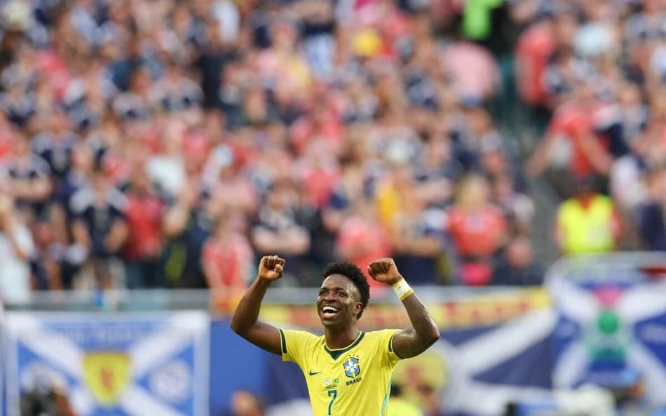 Vini Jr. sorri ao fazer o segundo gol do Brasil sobre a Escócia