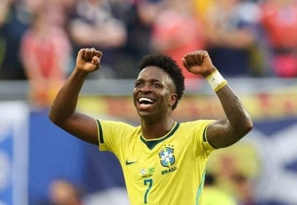 Vini Jr. sorri ao fazer o segundo gol do Brasil sobre a Escócia