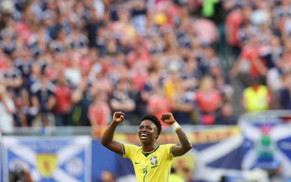 Vini Jr. sorri ao fazer o segundo gol do Brasil sobre a Escócia