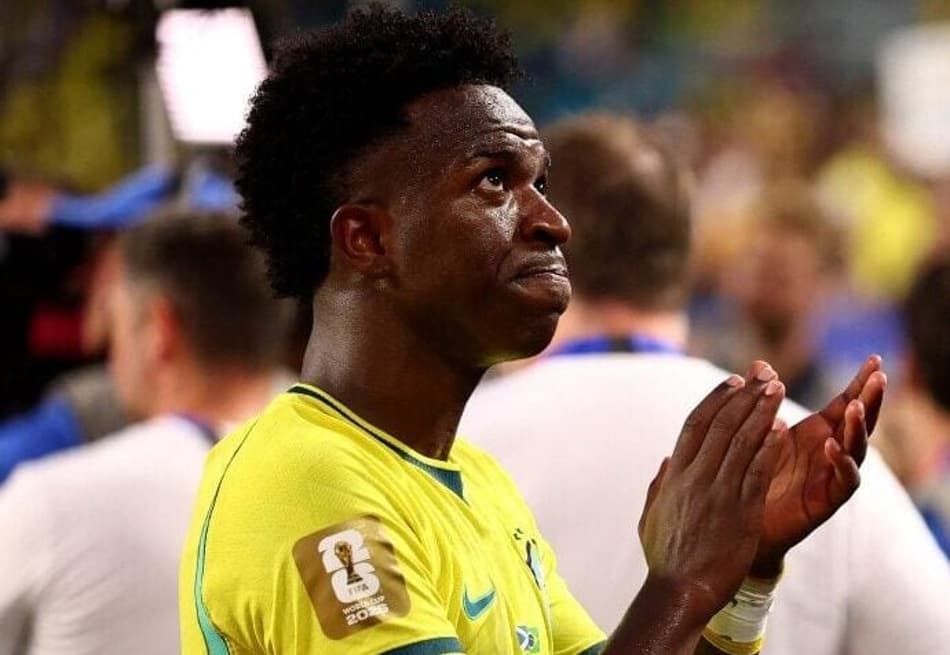 Vini Jr aplaude torcida brasileira após vitória contra a Escócia
