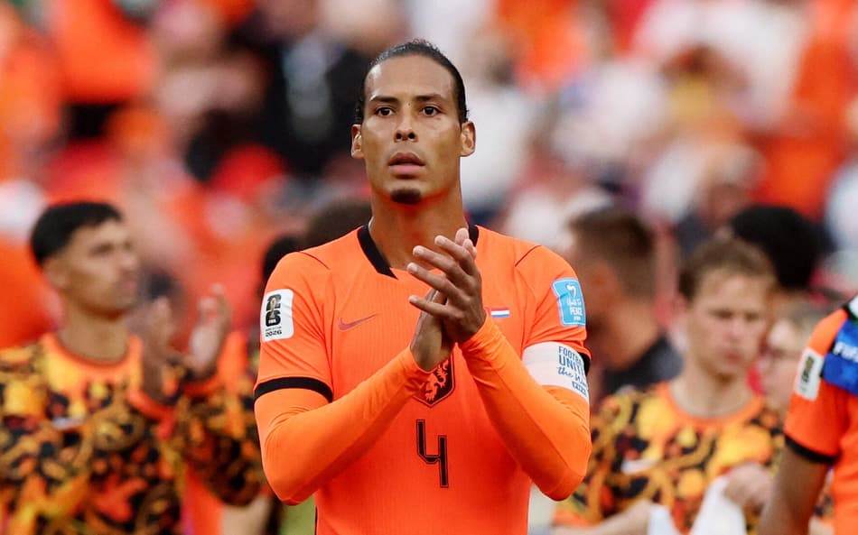 Virgil van Dijk aplaude classificação da Holanda