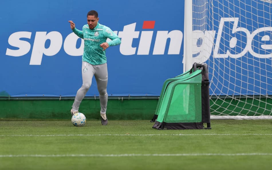 Vitor Roque durante treino do Palmeiras na Academia de Futebol