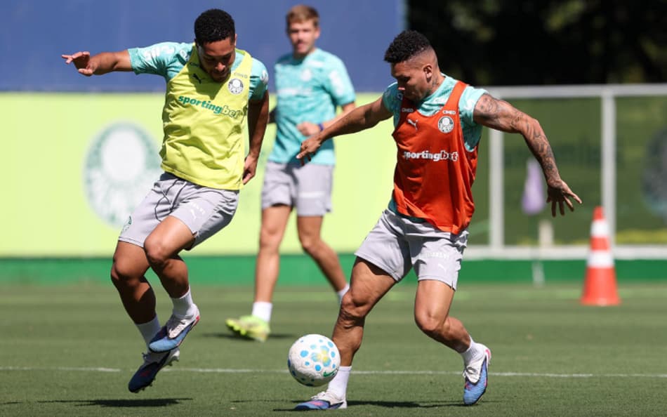 Vitor Roque e Paulinho durante treino do Palmeiras