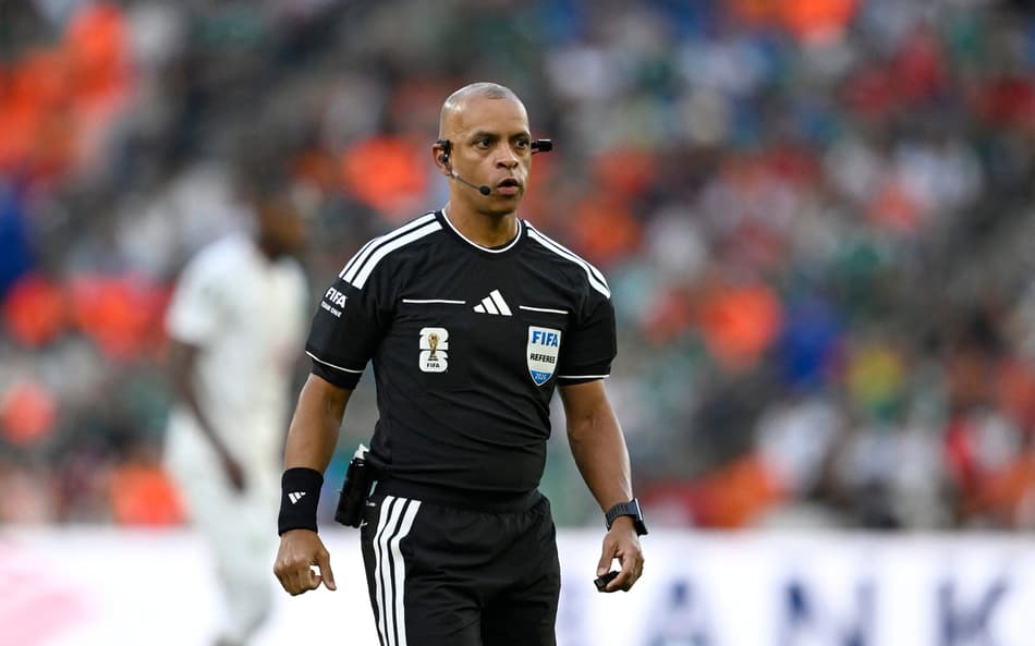 Wilton Pereira Sampaio apitando na Copa do Mundo