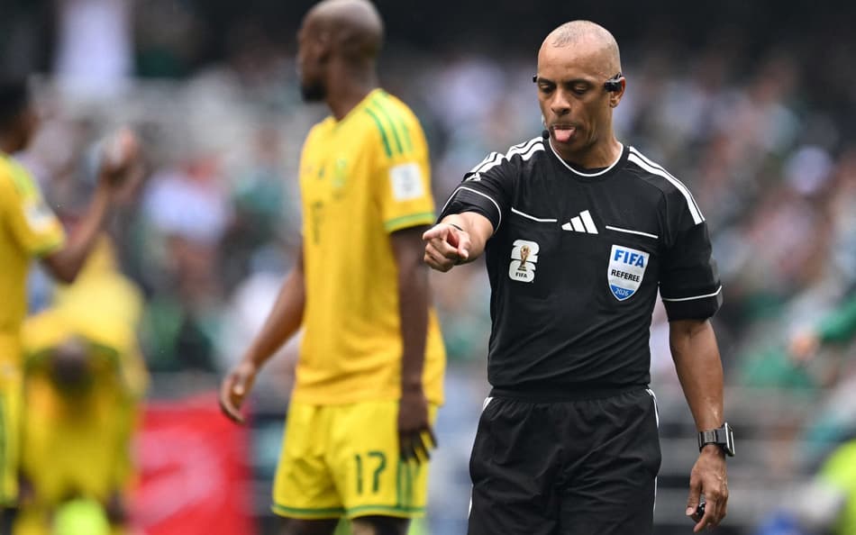 Wilton Pereira Sampaio expulsou três jogadores no jogo da Copa do Mundo entre México e África do Sul