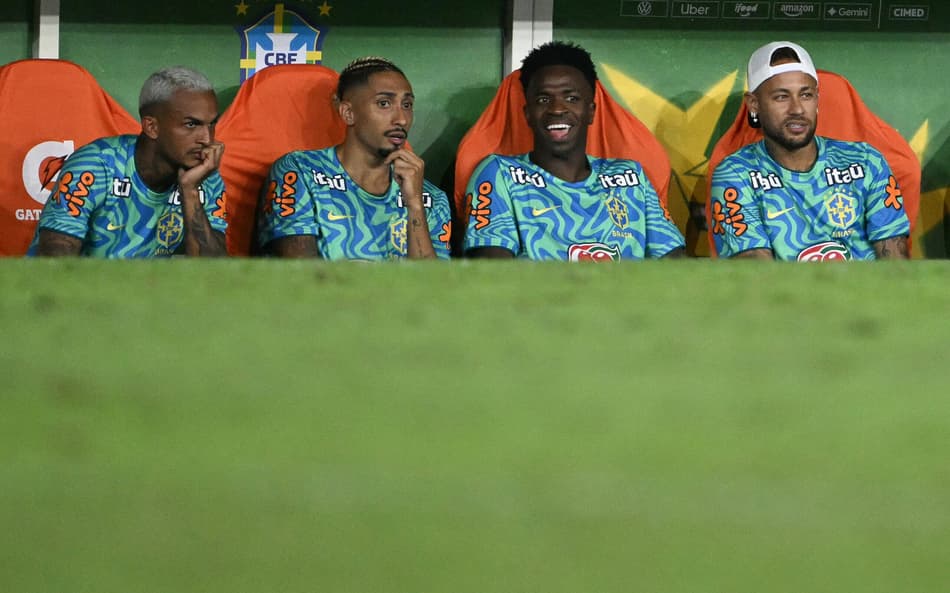 Wesley, Raphinha, Vini Jr e Neymar assistem ao segundo tempo de Brasil x Panamá do banco de reservas