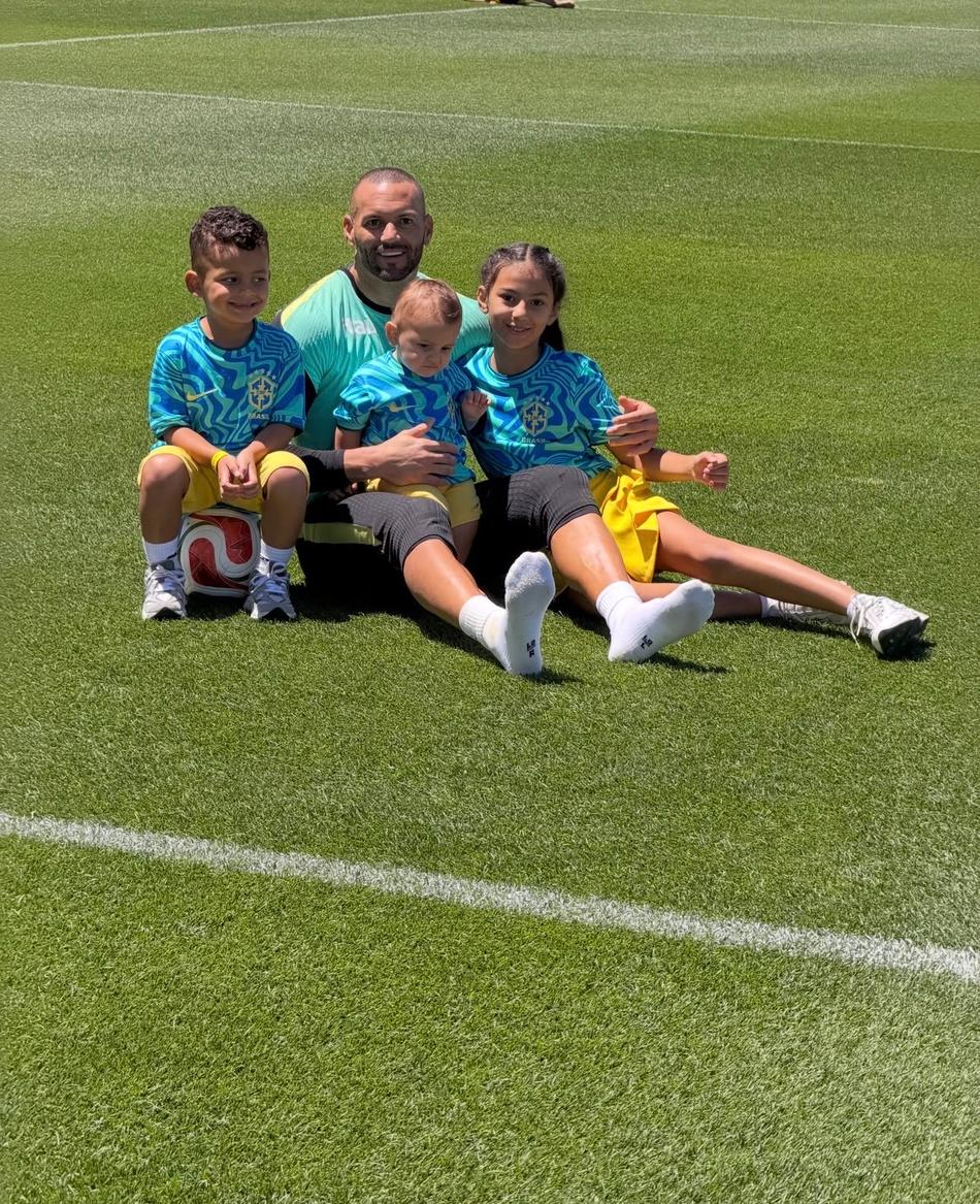 Weverton curte momentos com a família na concentração da Seleção Brasileira na Copa do Mundo.