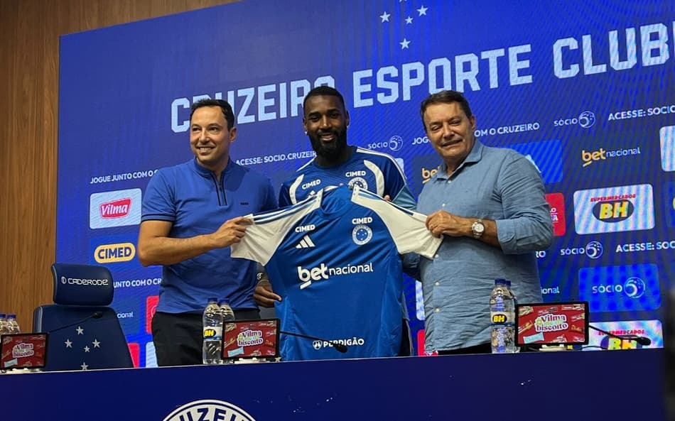 Gerson é apresentado no Cruzeiro (Foto: Eduardo Statuti/Lance!)