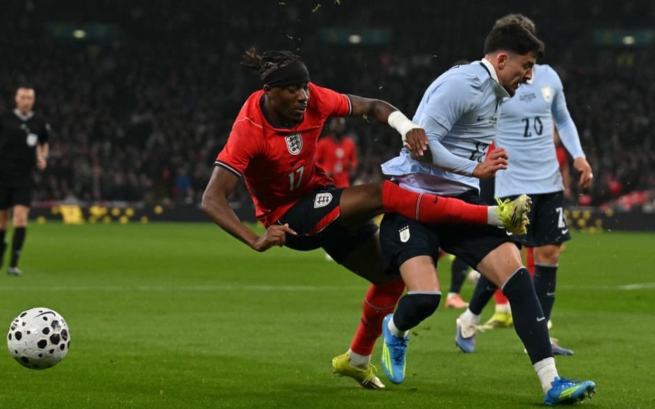 Piquerez saiu machucado após lance com Madueke (Foto: GLYN KIRK / AFP)