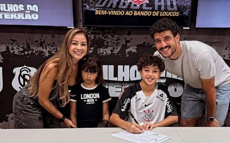 Filho de Gustavo Henrique marca três gols pelo Corinthians com pai na arquibancada