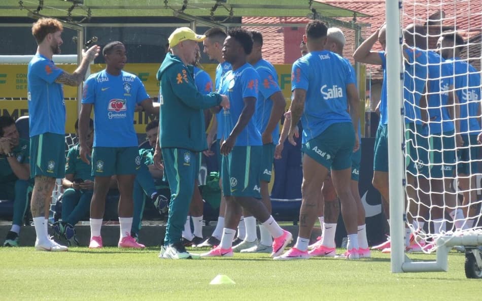 Ancelotti, Viniícius Jr e os demais jogadores da Seleção em campo na Granja Comary