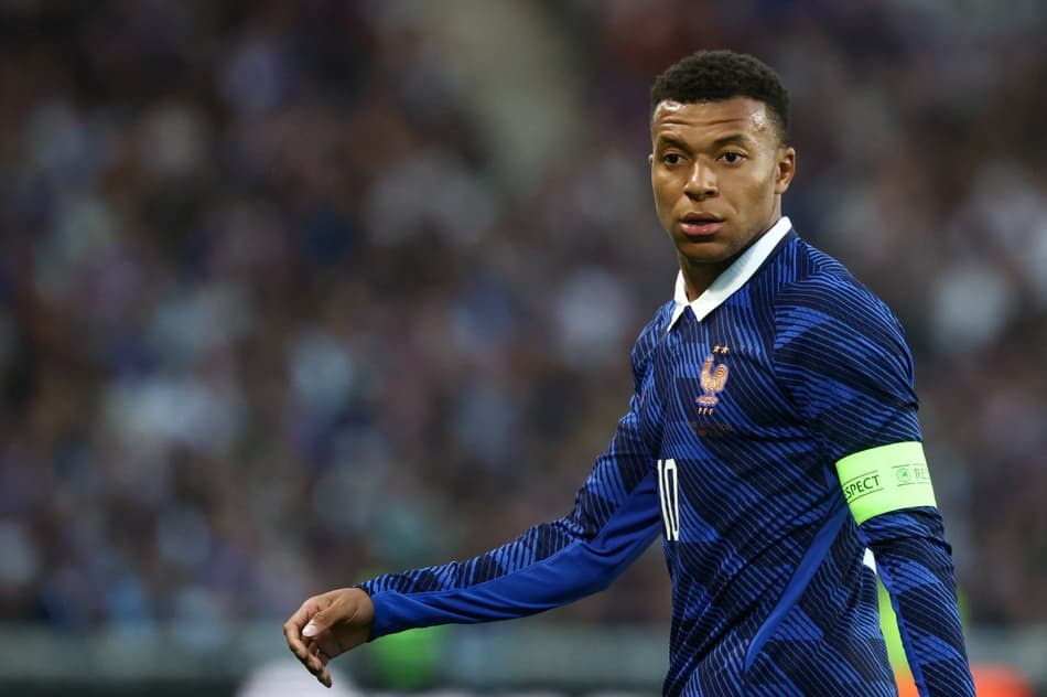 Mbappé em derrota da França para a Costa do Marfim (Foto por FRANCK FIFE / AFP)