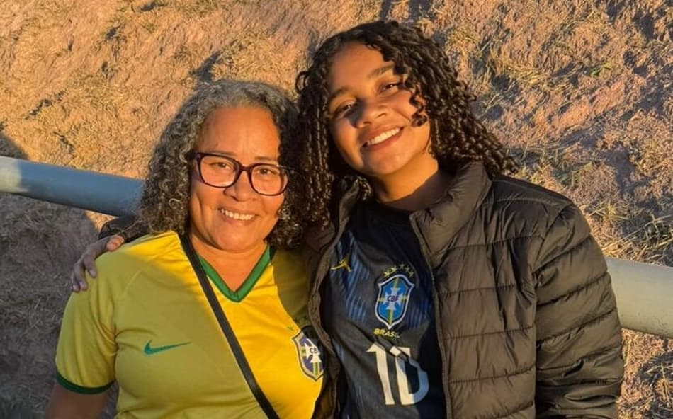 Sônia (avó) e Maria (neta) acompanham amistoso feminino entre Brasil e Estados Unidos em Itaquera. (Giselly Corrêa/Lance!)