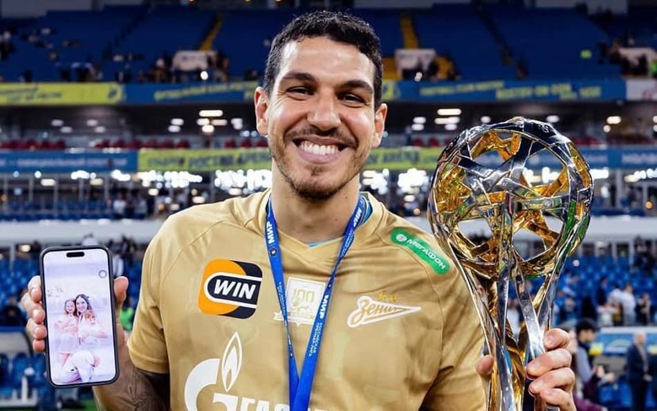 Nino com a taça do Campeonato Russo (Foto: Divulgação)