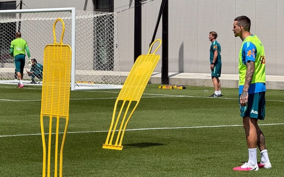 Ibañez treinou como lateral na Seleção (Foto: Marcio Dolzan / CBF)