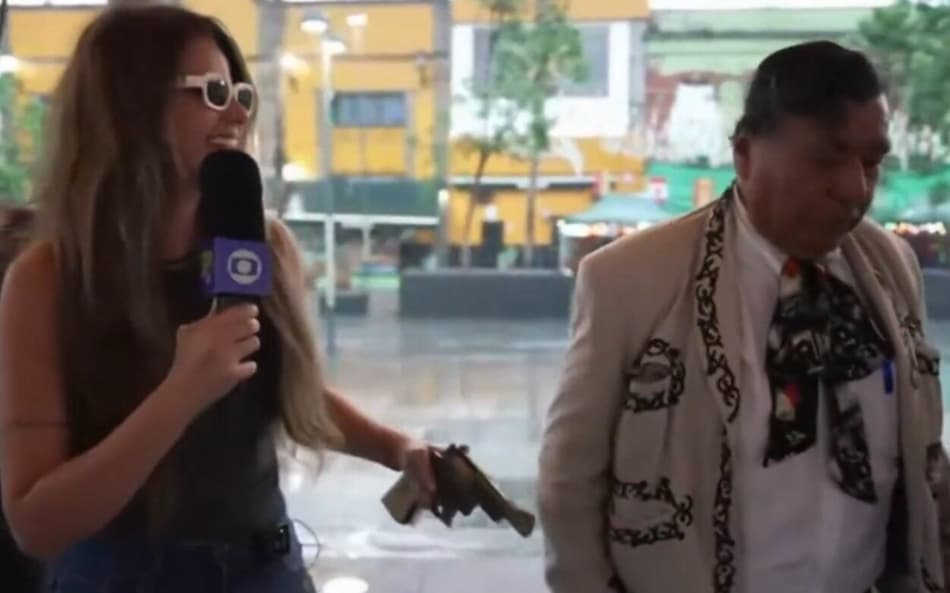 Repórter da Globo recebe arma ao vivo e reage de forma inusitada; veja