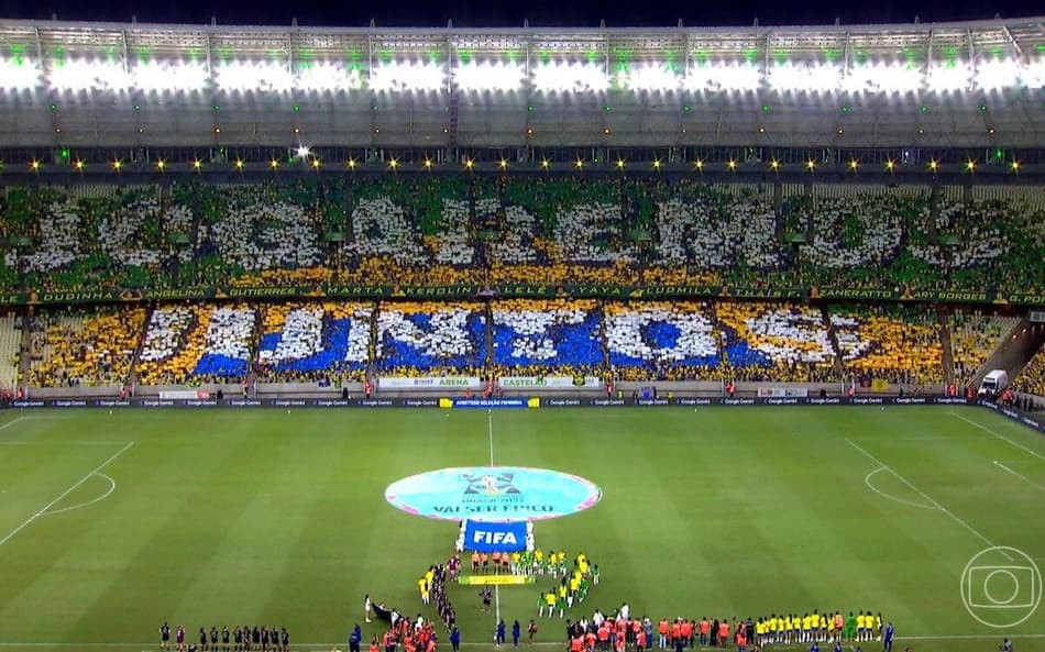Mosaico dos torcedores para a Seleção Brasileira Feminina. (TV Globo/Reprodução)