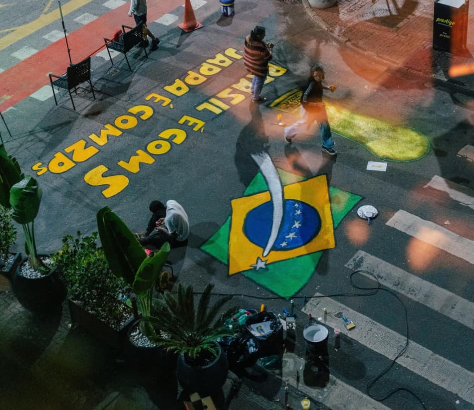 Artista ‘Laurinho’ fez arte em rua de Ipanema para a Copa do Mundo
