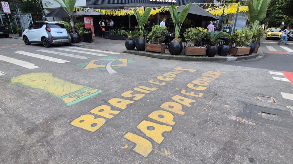 Restaurante japonês em Ipanema também pintou rua para a Copa do Mundo (Foto: Leonardo Bessa/Lance!)