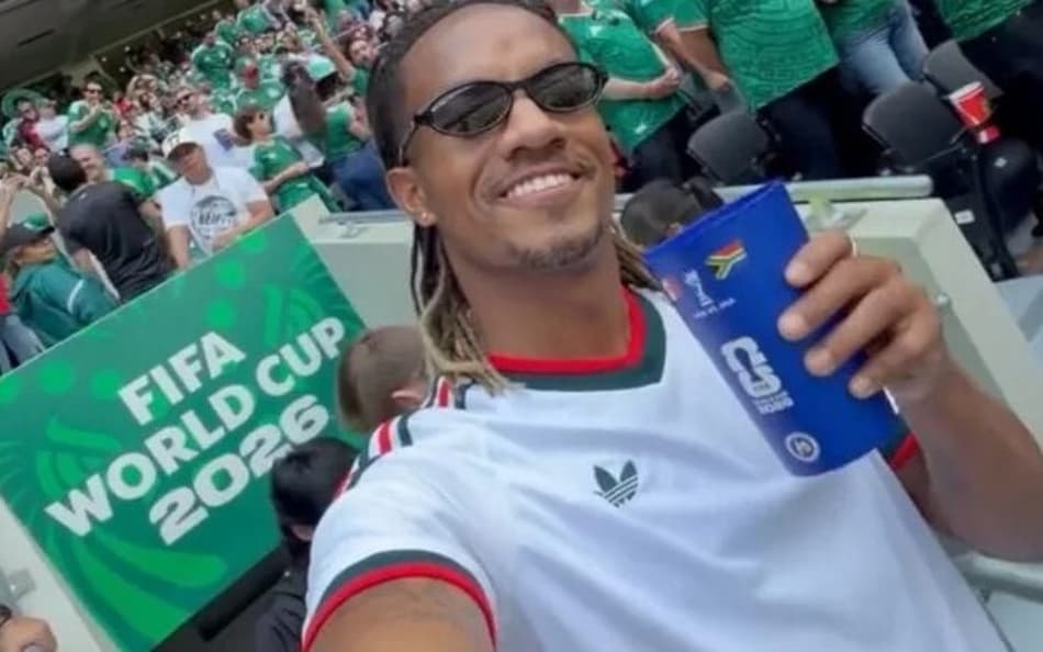 Carrillo usou branco nas arquibancadas (Foto: Reprodução/Instagram)