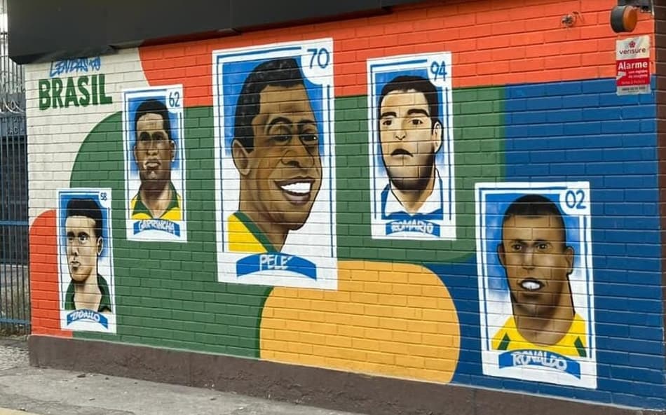 'Galera da Pereira Nunes', na Tijuca, mantém viva a tradição de pintar rua para a Copa do Mundo (Foto: Lucas Bayer/Lance!)