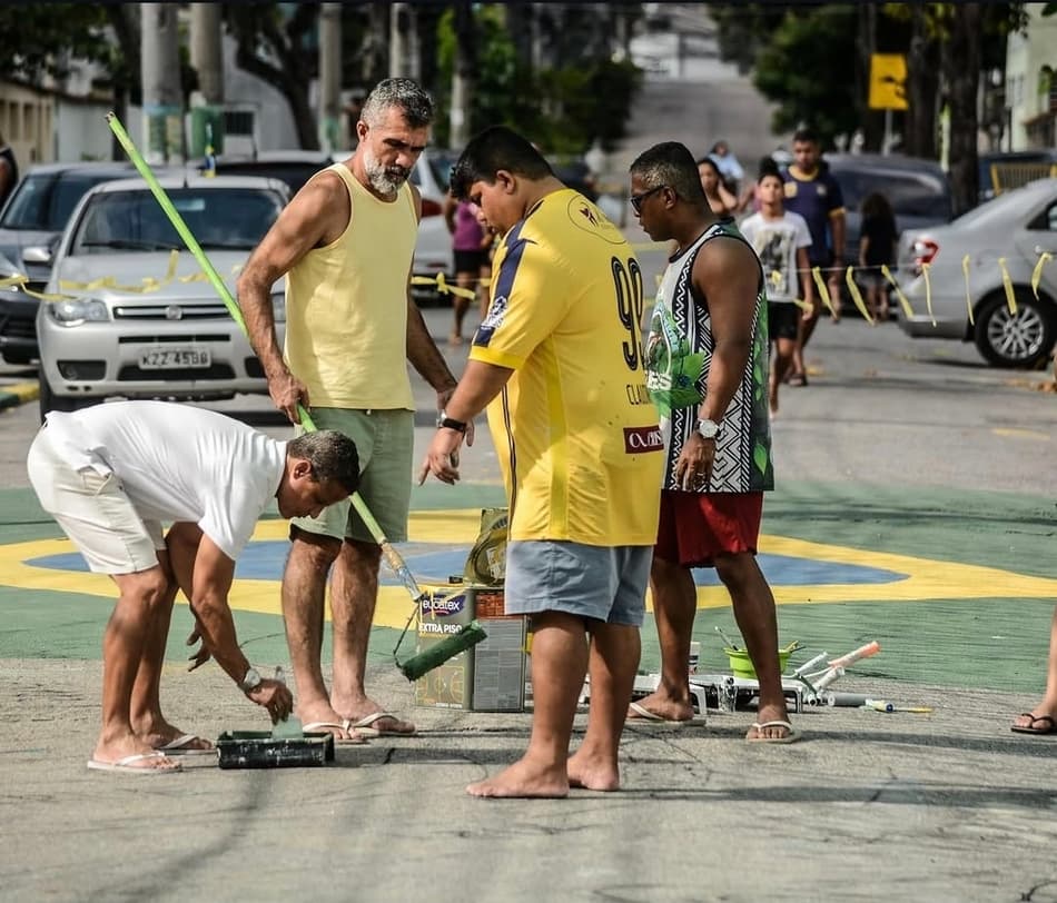 Equipe Rua Taturana, no Rio, mantém tradição de pintar ruas para a Copa do Mundo desde 1982 (Foto: Divulgação/Equipe Rua Taturana)