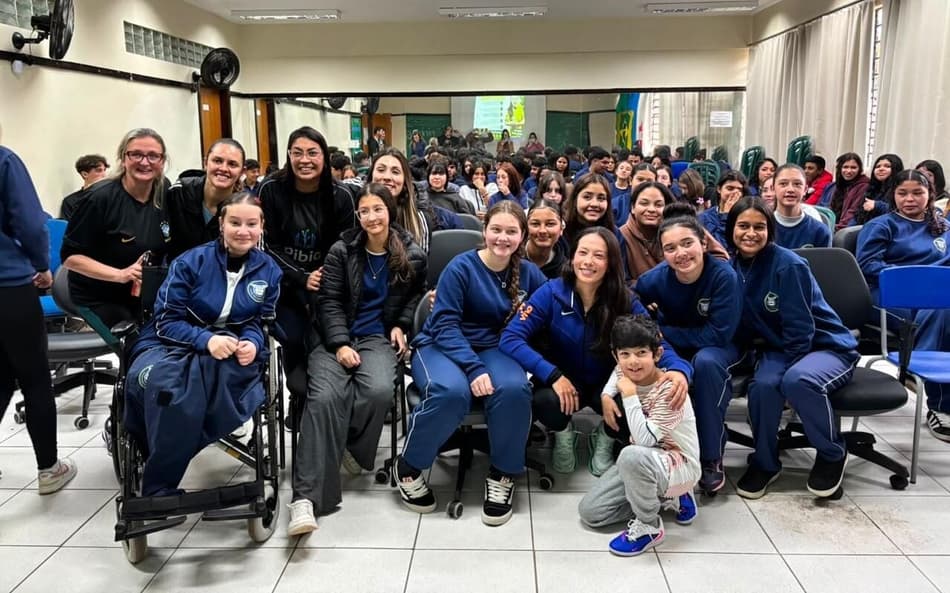 Bruninha ao lado de alunos no Colégio Civico-Militar Monsenhor Eduardo. (Foto: arquivo pessoal)