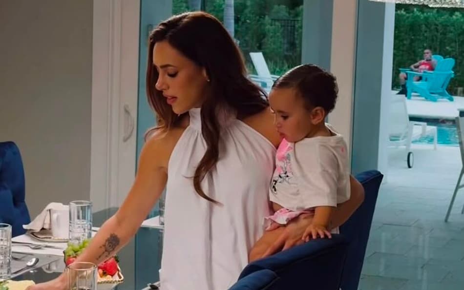 Bruna Biancardi com a filha mais nova, Mel, no colo (Foto: Reprodução/Instagram)