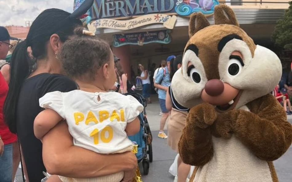 Mavie curte a Disney ao lado de amiga da família de Neymar. (Foto: Divulgação/ Instagram)