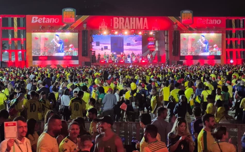 Multidão foi à Arena Copacabana acompanhar a estreia do Brasil na Copa contra o Marrocos (Foto: Leonardo Bessa/Lance!)