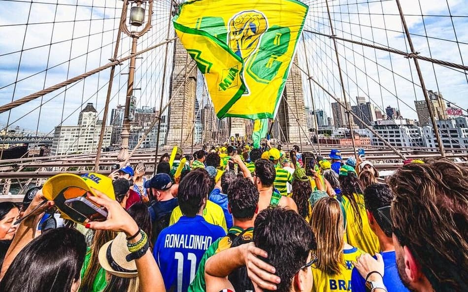 Torcida brasileira fez festa na Ponte do Brooklyn, em Nova York (Foto: Erik Maciel)