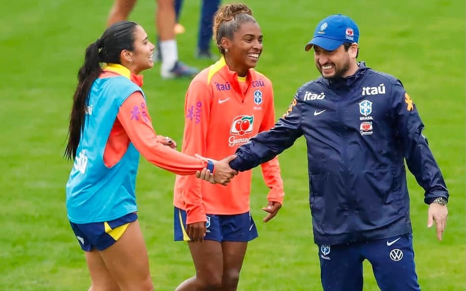 Antônia, Luany e Arthur Elias durante treino da Seleção Brasileira. (Luciana Vermell/CBF)