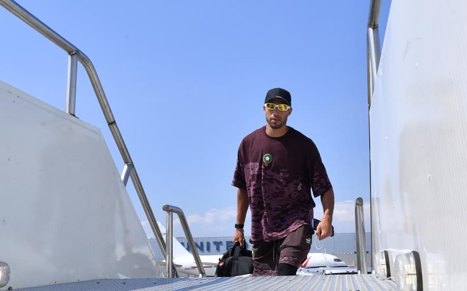 Achraf Hakimi embarcando no avião em direção a Boston, lugar onde vai ocorrer a partida entre Escócia e Marrocos, válida pela segunda rodada da Copa do Mundo (Crédito: divulgação / Marrocos)