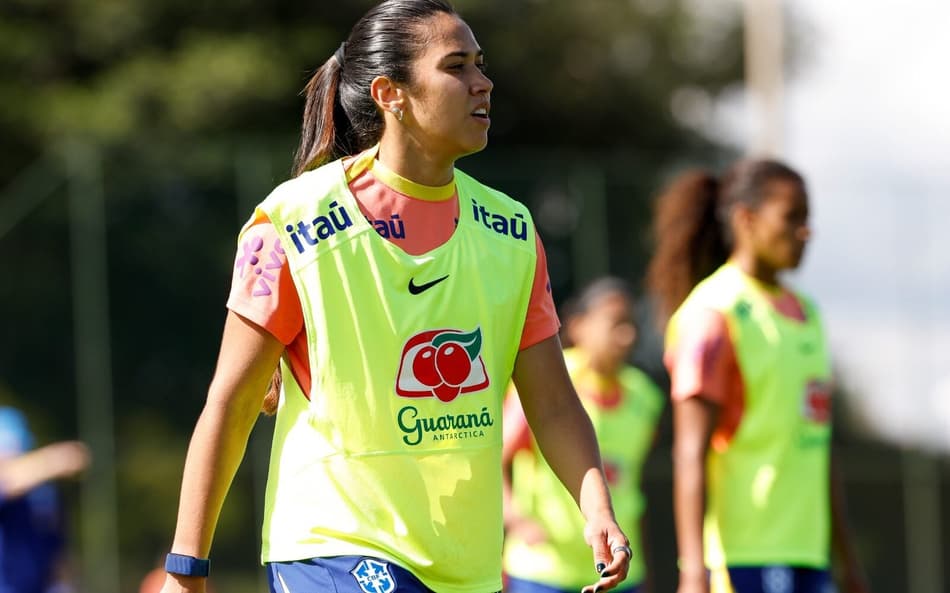 Antônia durante treino da Seleção Brasileira. (Luciana Vermell/CBF)