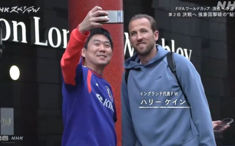 Hajime Moriyasu tira foto com Harry Kane e atitude ganha manchetes de portais esportivos. (Foto: Reprodução/ Twitter)