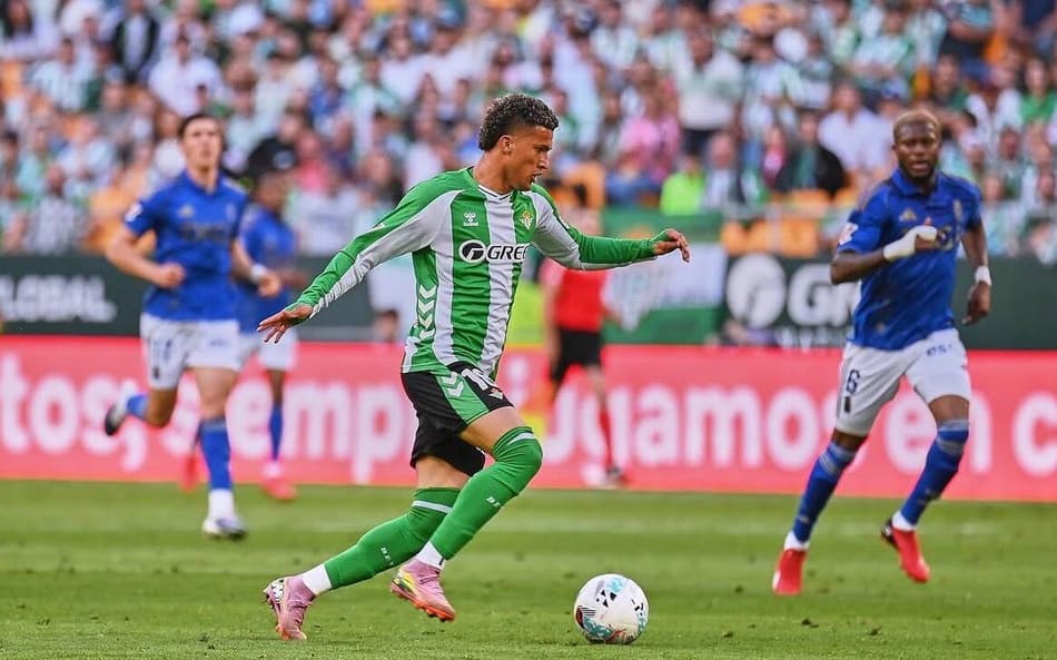 Nelson Deossa na partida do Real Betis