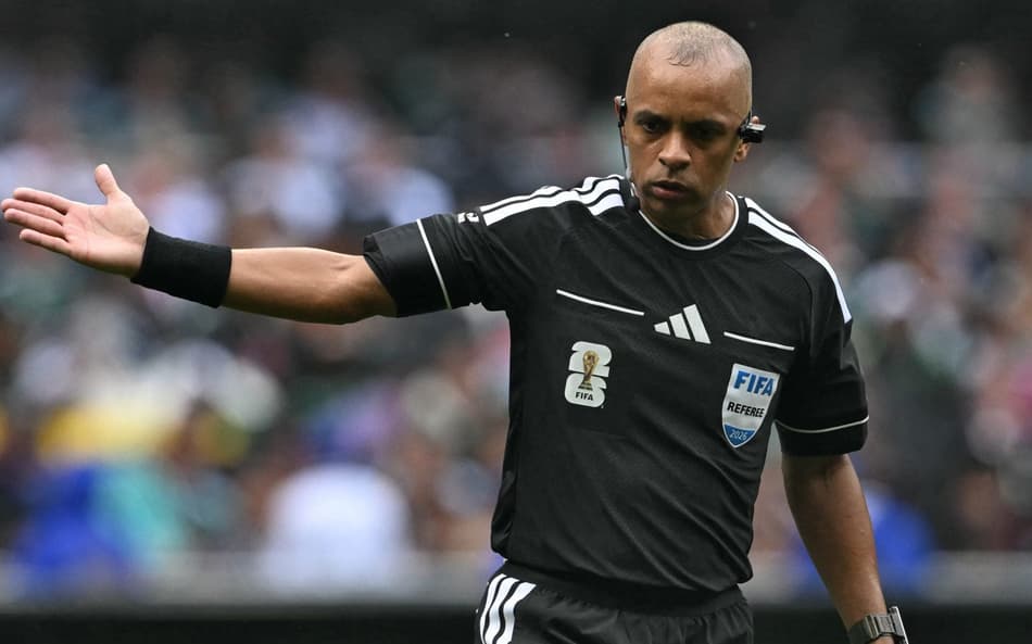 Wilton Pereira Sampaio em México x África do Sul na estreia da Copa do Mundo (Foto: Yuri CORTEZ / AFP)