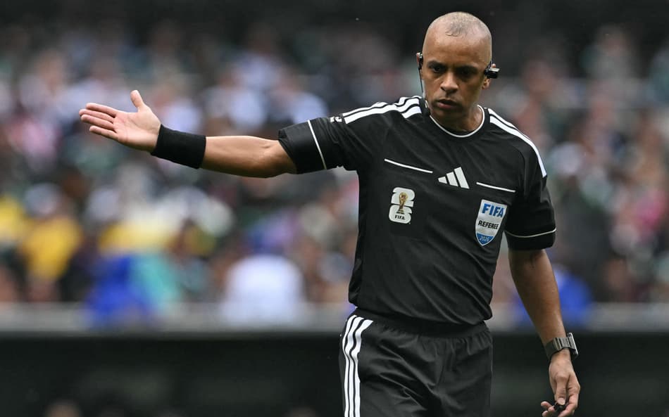Wilton Pereira Sampaio em México x África do Sul na estreia da Copa do Mundo (Foto: Yuri CORTEZ / AFP)